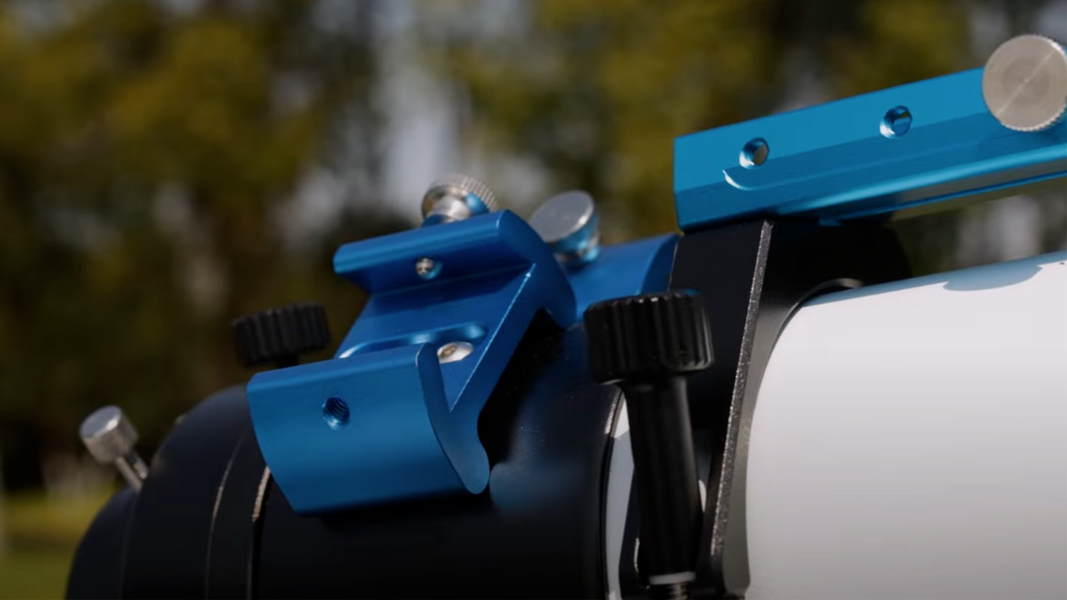Askar includes a multifunction handle with slots for accessories.